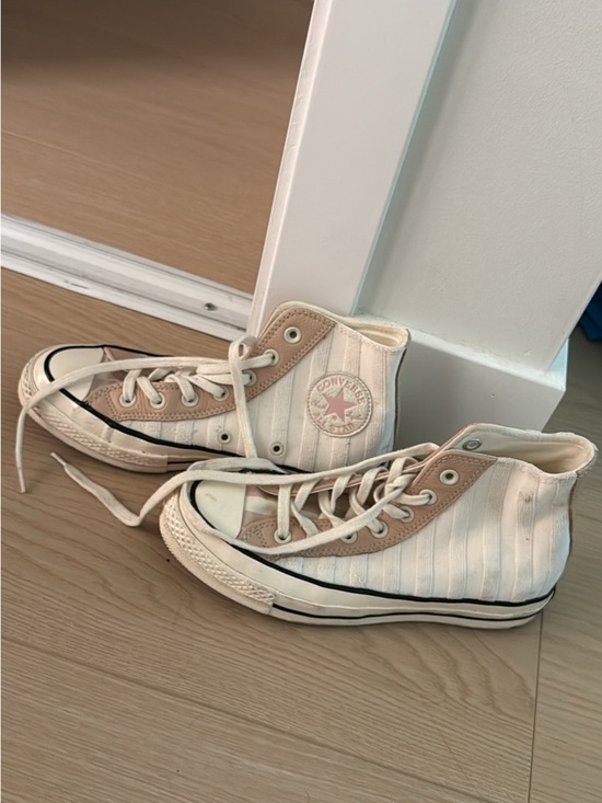 Converse Shoes - Pink and white converse(women’s size 7.5)
